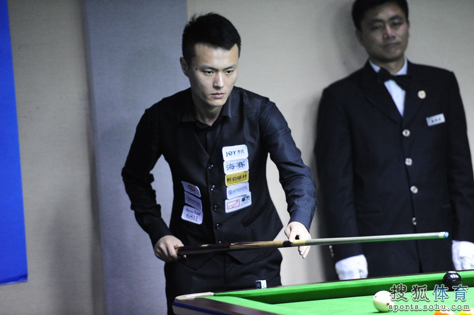 2015年亚冠恒大夺冠，许家印、马云现场相拥欢庆.